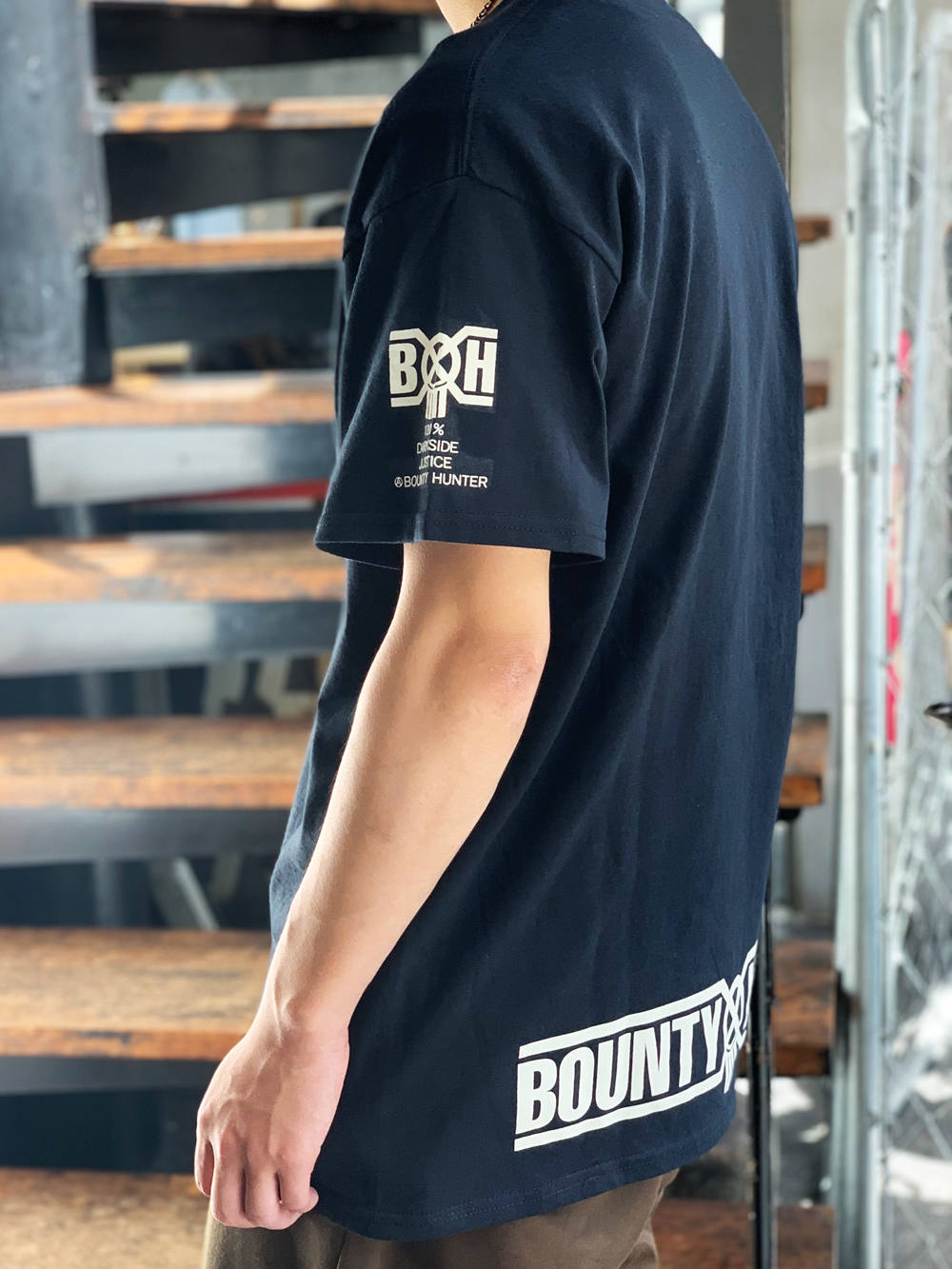 BOUNTY HUNTER - 反戦TEE (BLACK) | SKANDA